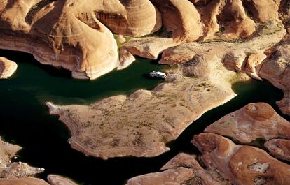 La grave sequía que padece el Lago de Powell, en Arizona (EE UU), ha descubierto zonas de tierra que parecen flotar sobre el agua. La capacidad de esta reserva hidráulica ha descendido su capacidad en un 42% en los últimos años.