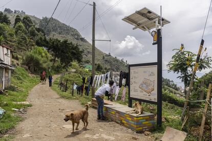 Un barrio informal con riesgo de derrumbes, construido en las laderas de la ciudad de Medellín (Colombia), en septiembre de 2022.