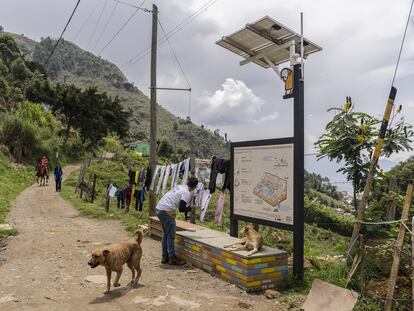 Un barrio informal con riesgo de derrumbes, construido en las laderas de la ciudad de Medellín (Colombia), en septiembre de 2022.