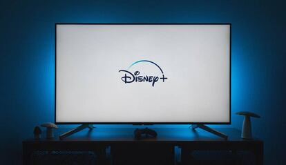 Logo de Disney+ en una tele