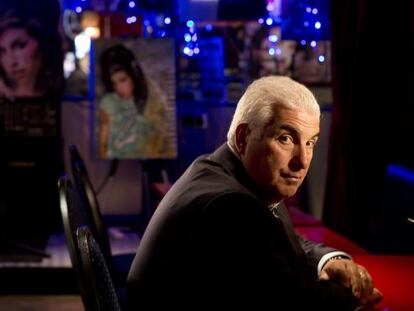 Mitch Winehouse, fotografiado en Jazz After Dark, un local del Soho londinense donde sol&iacute;a actuar su hija Amy. 
