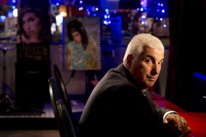 Mitch Winehouse, fotografiado en Jazz After Dark, un local del Soho londinense donde sol&iacute;a actuar su hija Amy. 