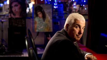 Mitch Winehouse, fotografiado en Jazz After Dark, un local del Soho londinense donde sol&iacute;a actuar su hija Amy. 