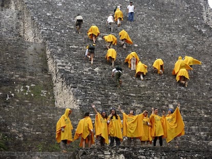 Algo parecido a una idílica vigilia han debido de experimentar los 180 participantes de la 31ª edición de la Ruta BBVA, ya que durante su recorrido por el sitio arqueológico de Calakmul, en el estado de Campeche (península de Yucatán, México), se apareció por fin el dios Chaak, la deidad maya de la lluvia, al que llevaban invocando desde el comienzo del viaje. Y lo hizo con toda su furia. Una fuerte tormenta tropical, con rayos, truenos y relámpagos incluidos, descargó sobre los Edificios 1 y 2, los más emblemáticos del sitio arqueológico, justo cuando los expedicionarios atendían a las explicaciones de sus guías y debían comenzar la ascensión por las escalinatas del segundo.