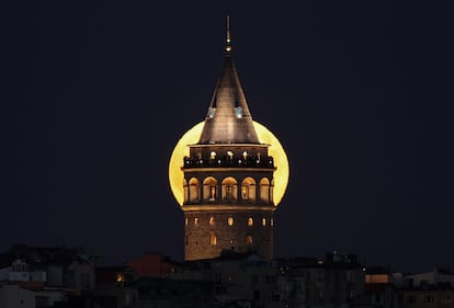 La primera superluna del año, aparece detrás de la Torre de Gálata en la capital de Turquía. 
