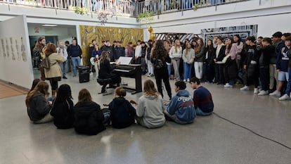 Alumnos de primero y segundo de la ESO del Programa de Años Intermedios del IES Gerardo Diego, en Pozuelo de Alarcón (Madrid), dando un concierto junto a sus profesores.