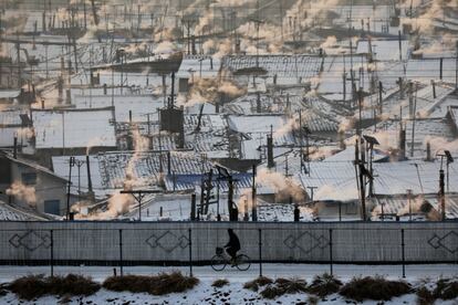 Un ciudadano norcoreano es fotografiado desde la parte china de la frontera entre ambos países junto al río Yalu cerca de Changbai (China).