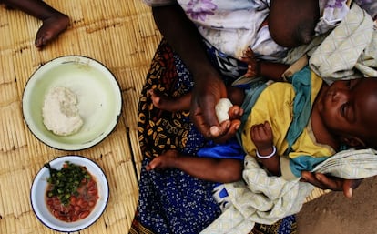 Una mujer en Malawi alimenta a su beb&eacute;. 