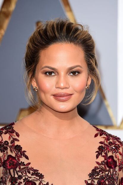 <p>En la pasada edición de los premios de la música de Estados Unidos (los AMAs), el vestido le jugó una mala pasada a Chrissy Teigen. La modelo y presentadora llevaba tal apertura en la pierna que dejó ver que no llevaba ropa interior. Ante un tuitero que le escribió “¿qué pasó con lo de ser una dama?”, la mujer del músico John Legend le respondió: “Estoy bastante segura de que pudiste ver que soy una dama”. El otro le siguió el juego: “No, eres una mujer, no una dama. Una dama no habla como tú o se viste de esa manera”. Ante esta respuesta, y siguiendo con el tono sarcástico, Teigen le mandó un último mensaje: “Oh Sean, me levanto cada mañana solo intentando complacerte. Lo siento mucho si te he decepcionado. No sé qué puedo decir, pero lo siento. No quería que sucediera. Pero lo siento, Sean. Perdón”.</p></br> <p>En febrero de 2016, y tras compartir una de las fotos en las que posó para un número de la revista ‘Sports Illustrated’, la modelo compartió en su cuenta de Instagram una segunda imagen de la sesión de fotos en la que posó en biquini para acallar a los críticos. “El número de Sports Illustrated está en los quioscos desde hoy. He bloqueado a todos los que han diseccionado cada pequeño detalle de mi cuerpo en mi última publicación, vosotros sois todos realmente maravillosos, amables y verdaderas bellezas”, les dijo.</p></br>