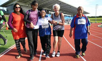 Kaur (C) celebra su triunfo con su familia y otros competidores.