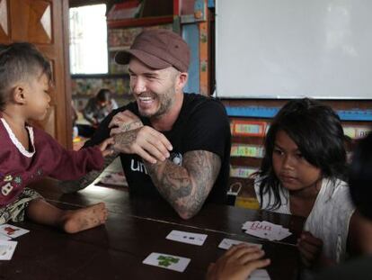  David Beckham, durante su visita a Camboya.