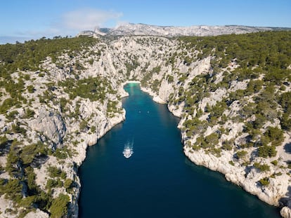 Un barco saliendo de la bonita 'calanque' d'En-Vau.