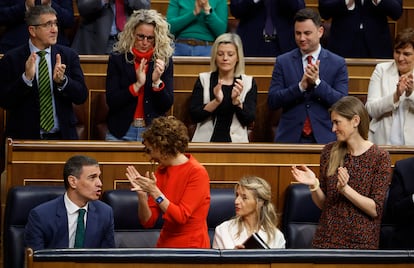 El presidente del Gobierno, Pedro Sánchez, es aplaudido tras su intervención.