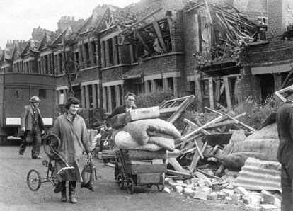 Una pareja con sus pertenencias, tras un bombardeo en el noroeste de Londres el 16 de febrero de 1941.