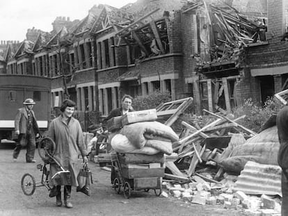 Una pareja con sus pertenencias, tras un bombardeo en el noroeste de Londres el 16 de febrero de 1941.