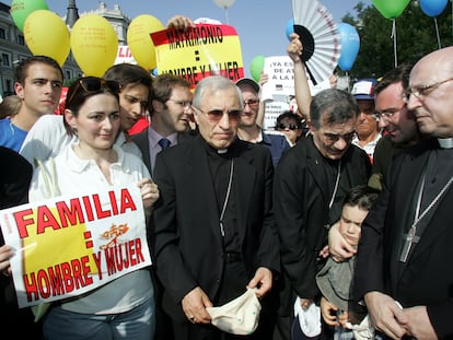 El cardenal Antonio María Rouco Varela, arzobispo de Madrid (en el centro), en la manifestación en Madrid en junio de 2005 contra la ley para regular el matrimonio entre personas del mismo sexo.