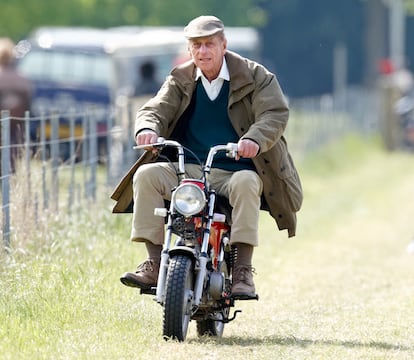 El príncipe Felipe conduce una motocicleta en miniatura durante l edición de 2005 de Royal Windsor Horse Show.