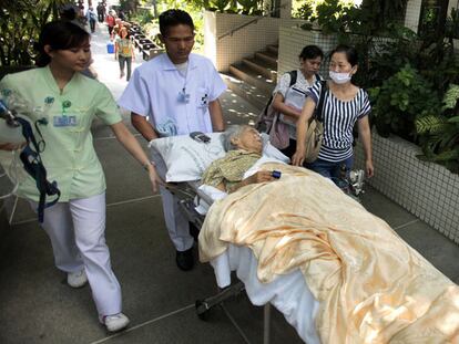 Un paciente es evacuado del hospital Chulalongkorn, ayer en Bangkok.