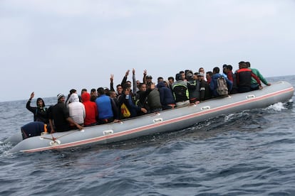 Migrantes provenientes de Marruecos vistos en una balsa cruzando el Estrecho de Gibraltar que ha conseguido llegar a la playa del Cañuelo en Tarifa, el 27 de julio.