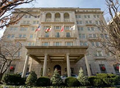 Fachada del Hotel Hay-Adams en Washington (EE UU). El presidente electo de EE UU, Barck Obama y su familia se hospedarán en este lujoso establecimiento, que según la leyenda tiene como inquilino un fantasma del siglo XIX, antes de instalarse en la Casa Blanca el próximo 20 de enero.