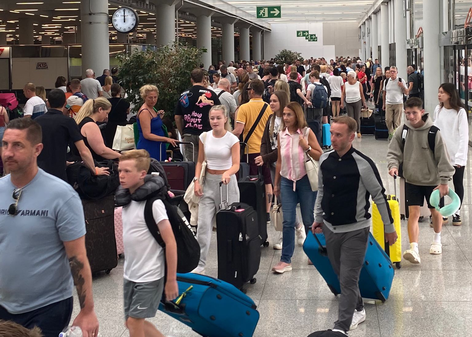 Decenas de viajeros en el aeropuerto de Palma.