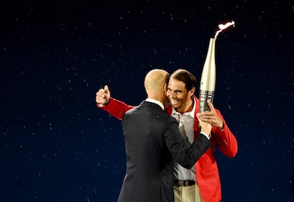 Zinedine Zidane entrega la antorcha olímpica a Rafael Nadal. 