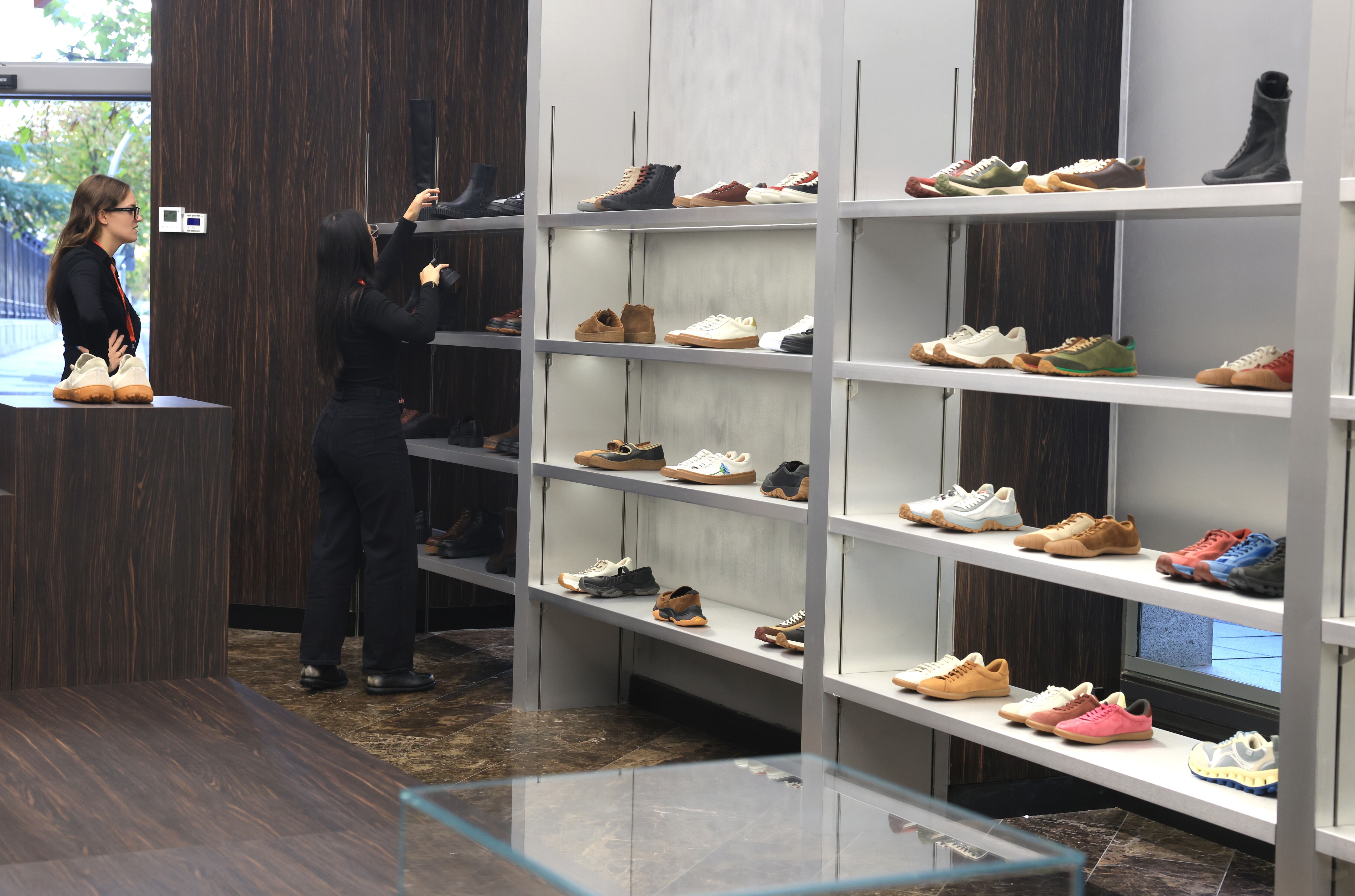 Camper se ajusta los zapatos para dejar de ser una marca de nicho: compra rivales, ficha a un diseñador y se alía con marcas de lujo