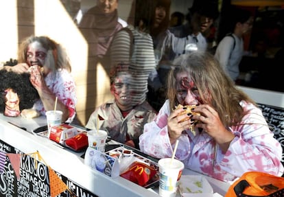 Unos 'zombis' comen una hamburguesa en un local de Nueva York.