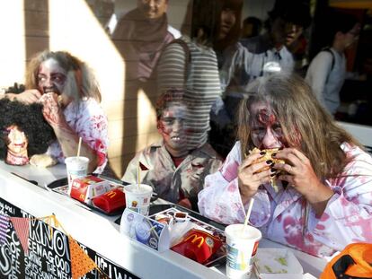 Unos 'zombis' comen una hamburguesa en un local de Nueva York.