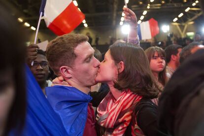 Votantes de Emmanuel Macron celebran en Paris los resultados de su candidato.