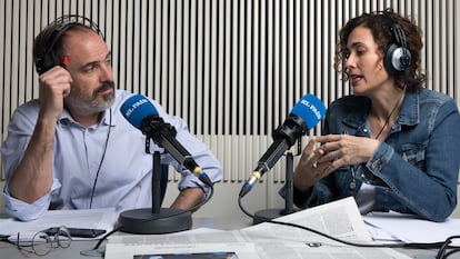 Íñigo Domínguez y Ana Fuentes, conductores de 'Hoy en EL PAÍS'.