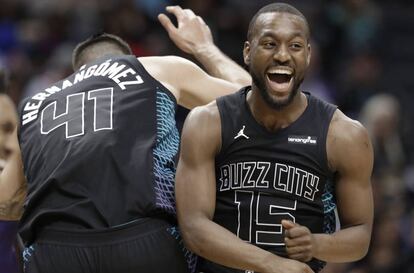 Willy Hernangómez felicita a Kemba Walker.