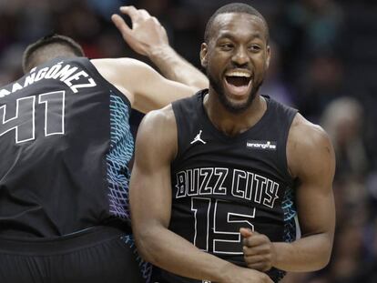 Willy Hernangómez felicita a Kemba Walker.