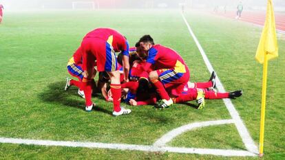 Los jugadores de Andorra celebran uno de los goles.