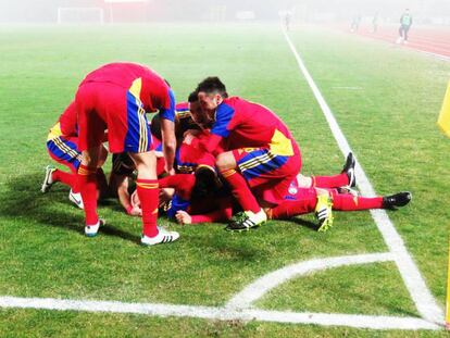 Los jugadores de Andorra celebran uno de los goles.