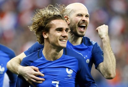 Antoine Griezmann (izquierda) celebra un gol que posteriormente fue anulado.