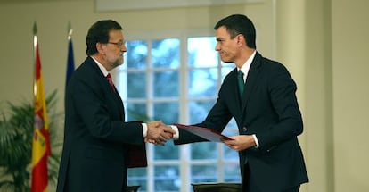 Mariano Rajoy y Pedro S&aacute;nchez en la firma del pacto antiterrorista.