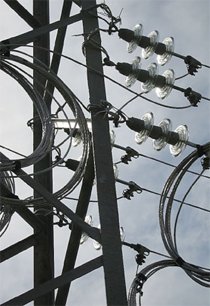 Torres de tendido eléctrico urbano en Sevilla.