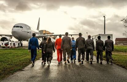 Los miembros del equipo Júpiter se dirigen al avión Airbus 310 con el que efectuarán un vuelo de gravedad cero.