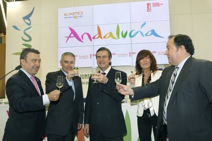 El consejero vasco de Industria (en el centro), Bernabé Unda, inaugura Expovacaciones, a su derecha el director de Turismo Andaluz, Manuel Muñoz, cuya comunidad ha sido premiada este año por su apoyo y colaboración a la Feria.