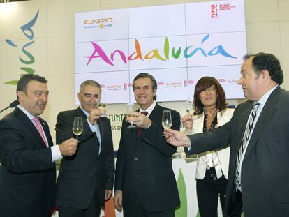 El consejero vasco de Industria (en el centro), Bernabé Unda, inaugura Expovacaciones, a su derecha el director de Turismo Andaluz, Manuel Muñoz, cuya comunidad ha sido premiada este año por su apoyo y colaboración a la Feria.