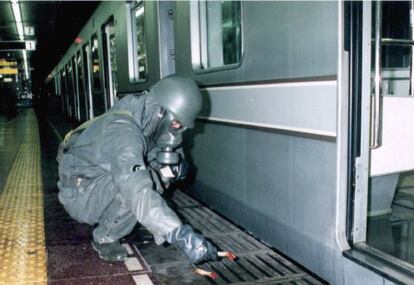 El ejército limpió el metro de Tokyo tras el ataque terrorista con gas sarín en 1995.