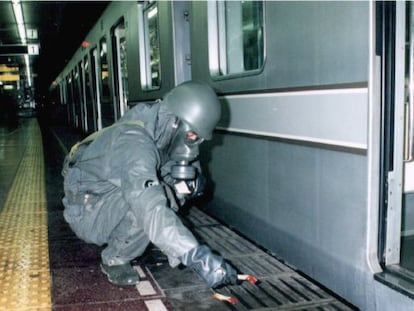 El ej&eacute;rcito limpi&oacute; el metro de Tokyo tras el ataque terrorista con gas sar&iacute;n en 1995. 