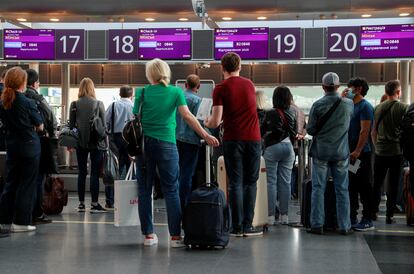 Pasajeros hacen cola ante el mostrador de facturación del último vuelo de la aerolínea bielorrusa Belavia en dirección a Minsk desde el aeropuerto Internacional Boryspil en Kiev, el 25 de mayo.