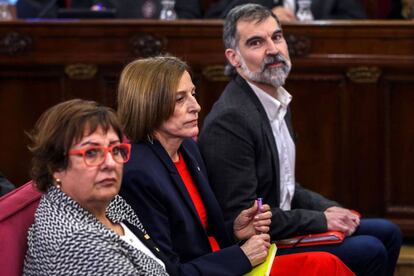 Jordi Cuixart, presidente de Òmnium Cultural, Carmen Forcadell, expresidenta del Parlament (centro), y la exconsejera Dolors Bassa, en el banquillo del Tribunal Supremo al inicio del juicio del 'procés'.