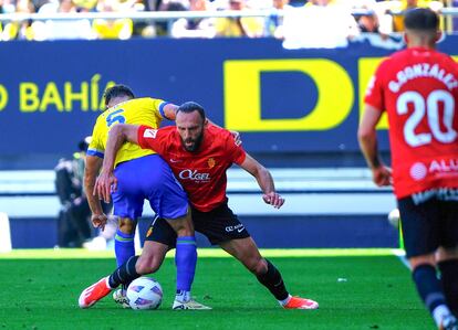 Victor Chust y Vedat Muriqui, durante el partido entre el Cádiz y el Mallorca.