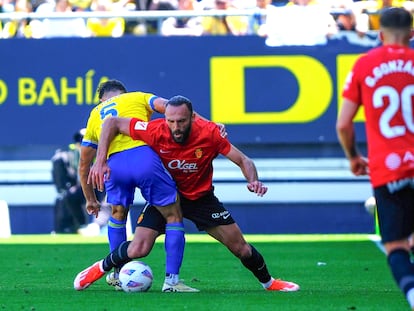 Victor Chust y Vedat Muriqui, durante el partido entre el Cádiz y el Mallorca.