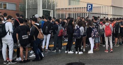 Unos 200 alumnos se manifiestan en un instituto para pedir respeto hacia los hijos de guardias civiles.