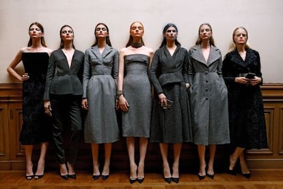 Varias modelos lucen prendas de la colección de alta costura para el otoño-invierno de 2012, la primera que Raf Simons presentó como director creativo de la marca francesa.