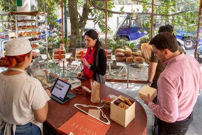 Clientes seleccionando pan.